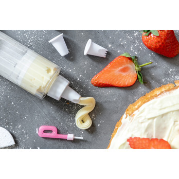Chef Aid Icing Syringe With 8 Nozzles - built in adaptor for easy changing of icing nozzles